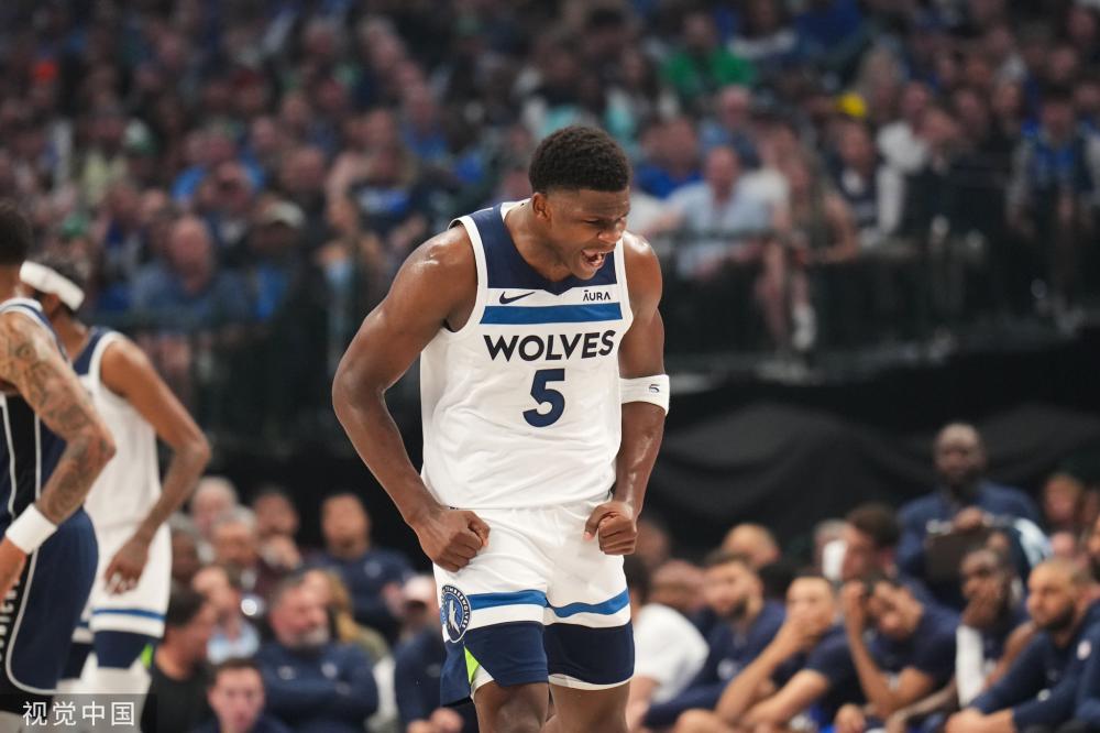 而场边的德 而场边的德